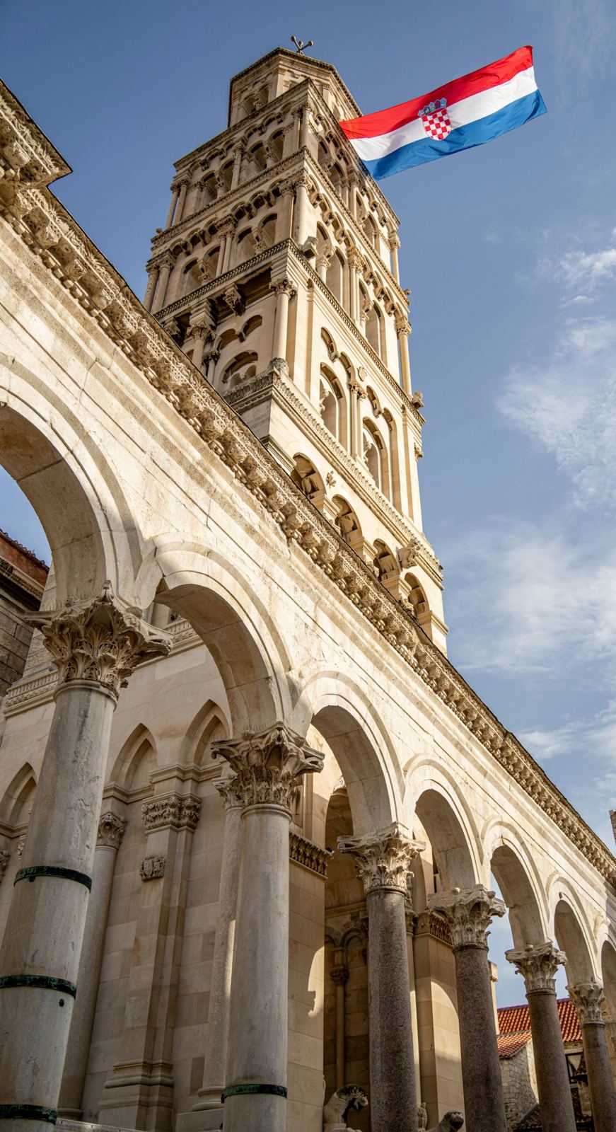 Campanario de la Catedral de San Duje en Split con la bandera de Croacia