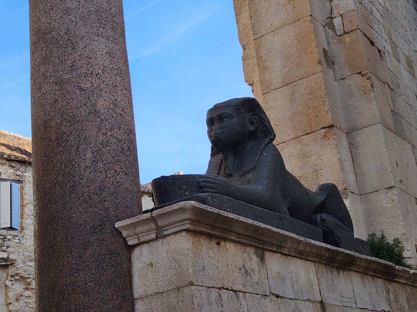 Esfinge egipcia de granito negro en el Peristilo de Split