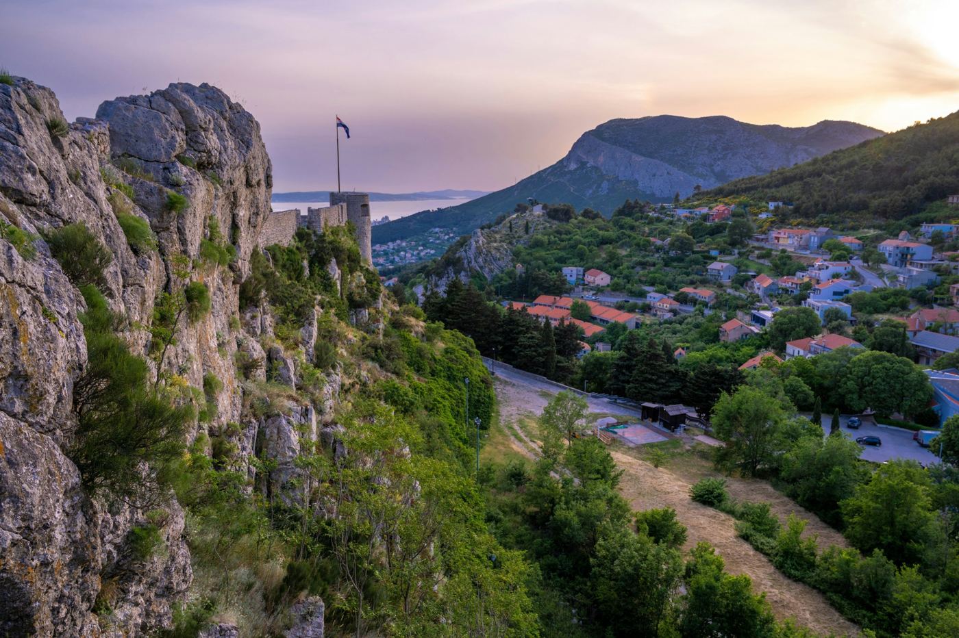 Fortaleza de Klis sobre las rocas, con vista al pueblo, las montañas y el mar cerca de Split