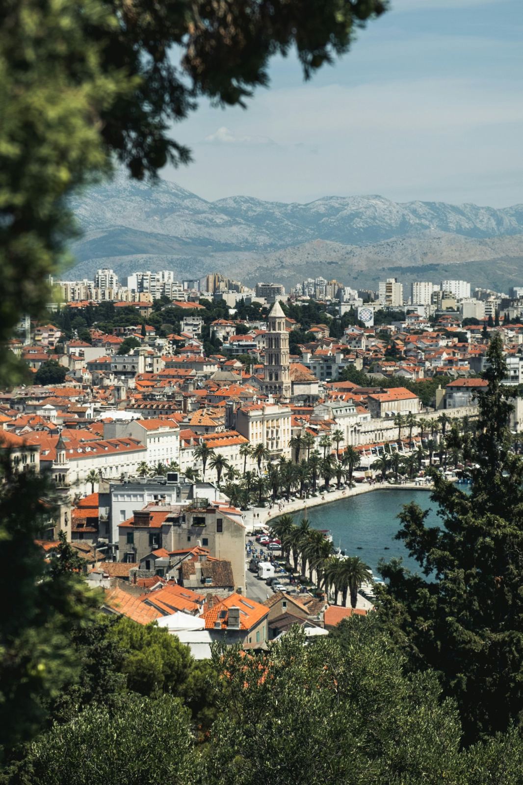 Vista de Split, la Riva y las montañas desde el parque Marjan