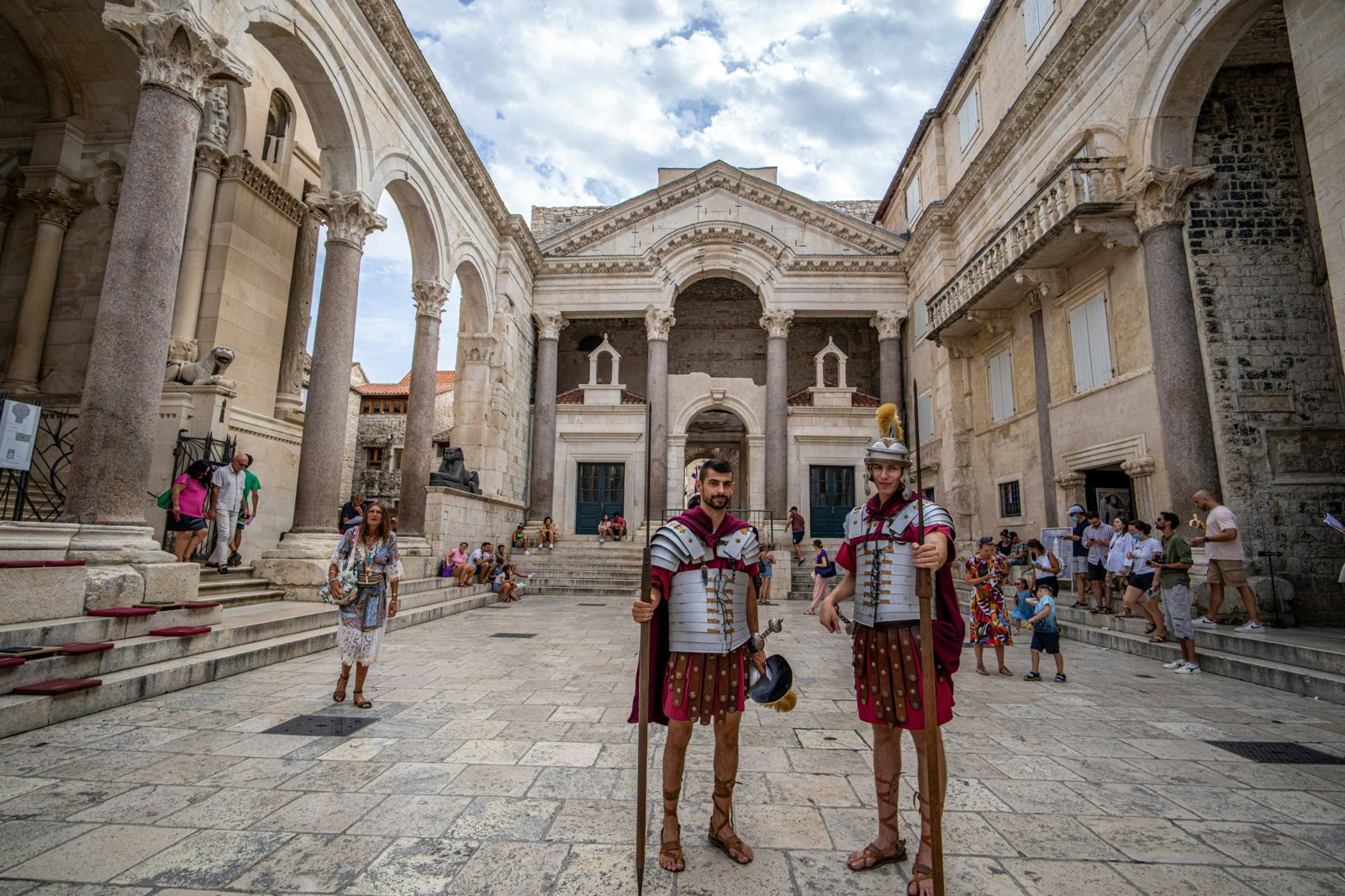 El Peristilo del Palacio de Diocleciano en Split, con columnas romanas y actores vestidos de soldados romanos