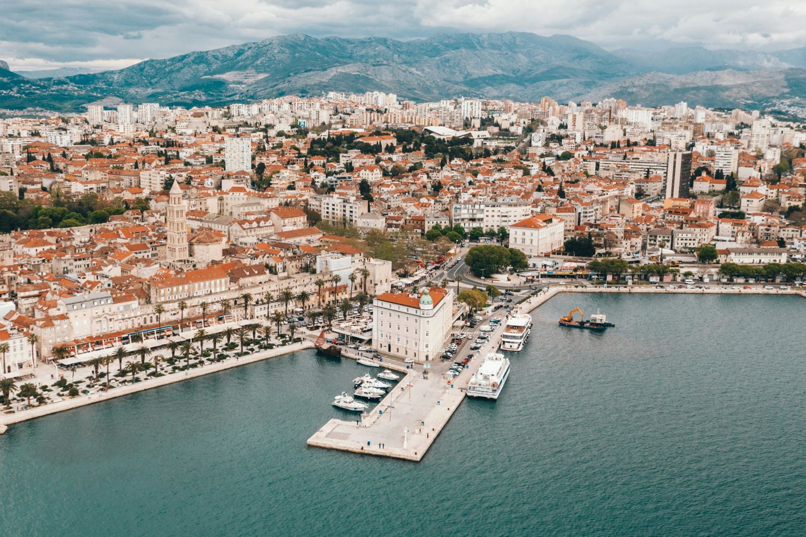 Vista aérea de Split, Croacia: la Riva con palmeras, el puerto y el campanario de San Duje