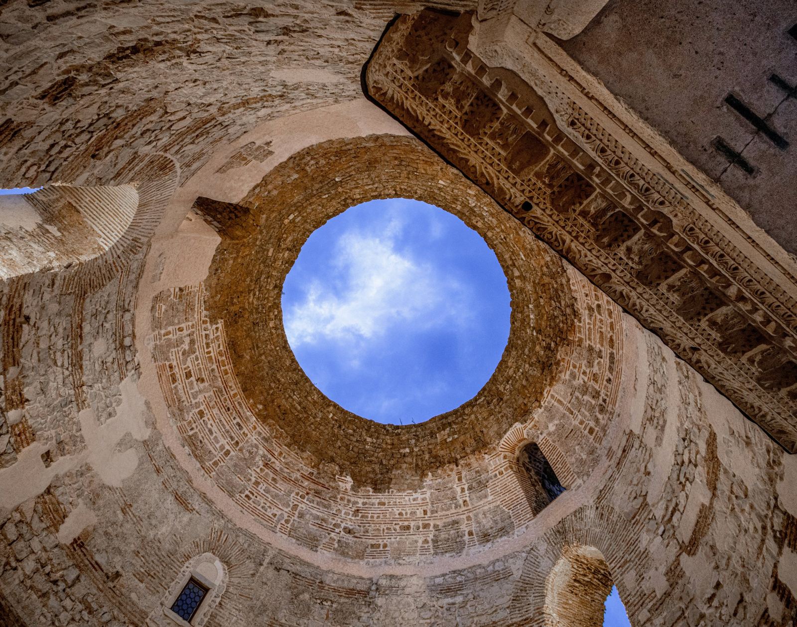 Cúpula abierta del Vestíbulo del Palacio de Diocleciano en Split, vista desde abajo