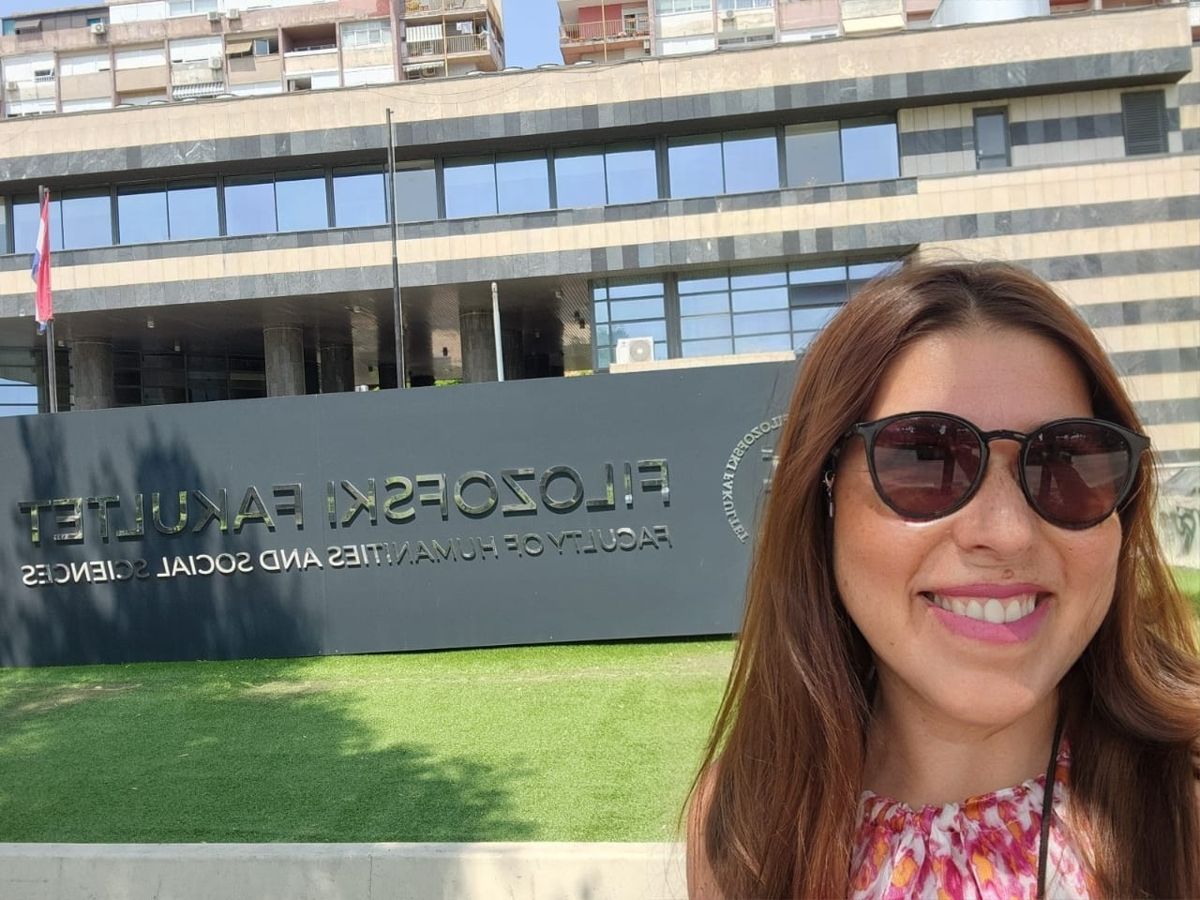 Lory Guic, creadora de Croacia Lovers, frente a la Facultad de Filosofía de la Universidad de Split